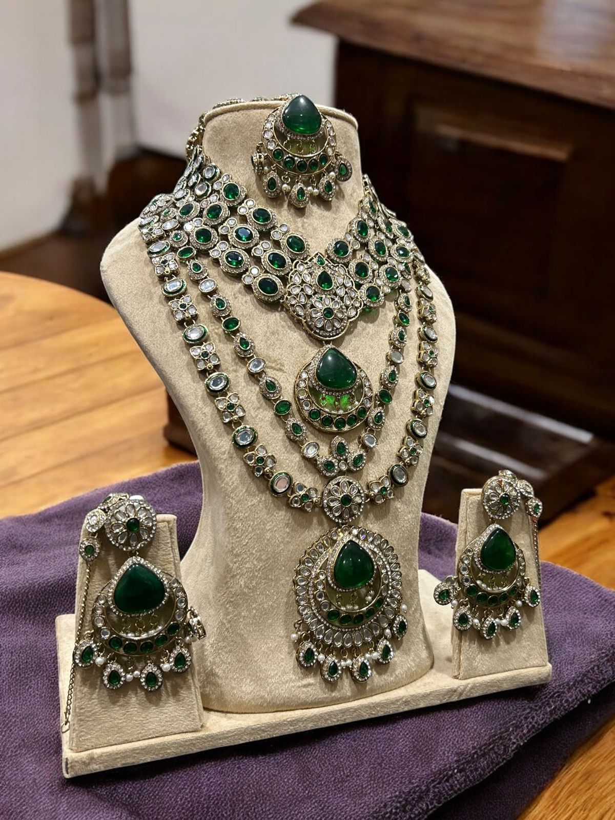 Royal Emerald Kundan Bridal Jewelry Set