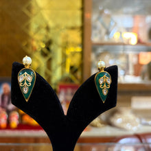 Emerald Rajwadi Charm Pendant Set