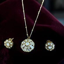 Noor Surya Kundan Pendant Set